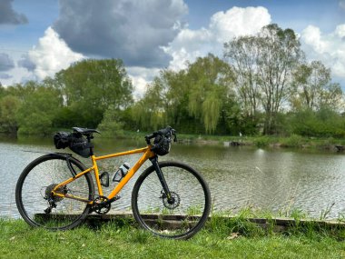 Bahar mevsiminde şehir parkında çakıl bisikleti