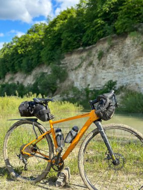 Bahar mevsiminde şehir parkında çakıl bisikleti