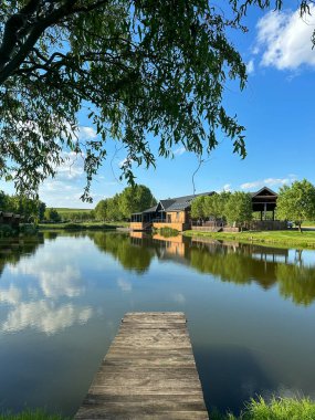 Huzurlu gölümüzde mükemmel bir balık tutma yeri keşfet. Huzurlu ortamların, berrak suların ve avlanmanın heyecanının tadını çıkar. Arkadaşlarla ve aileyle rahatlamak için ideal bir gün..