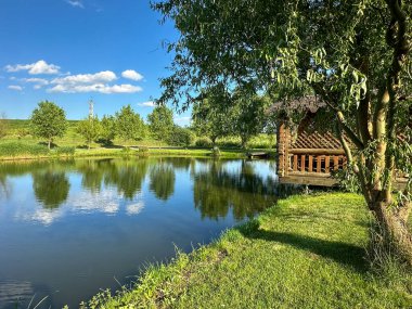 Huzurlu gölümüzde mükemmel bir balık tutma yeri keşfet. Huzurlu ortamların, berrak suların ve avlanmanın heyecanının tadını çıkar. Arkadaşlarla ve aileyle rahatlamak için ideal bir gün..