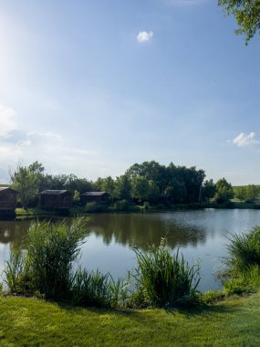 Huzurlu gölümüzde mükemmel bir balık tutma yeri keşfet. Huzurlu ortamların, berrak suların ve avlanmanın heyecanının tadını çıkar. Arkadaşlarla ve aileyle rahatlamak için ideal bir gün..