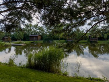 Huzurlu gölümüzde mükemmel bir balık tutma yeri keşfet. Huzurlu ortamların, berrak suların ve avlanmanın heyecanının tadını çıkar. Arkadaşlarla ve aileyle rahatlamak için ideal bir gün..