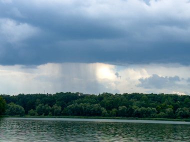 Huzurlu gölümüzde mükemmel bir balık tutma yeri keşfet. Huzurlu ortamların, berrak suların ve avlanmanın heyecanının tadını çıkar. Arkadaşlarla ve aileyle rahatlamak için ideal bir gün..
