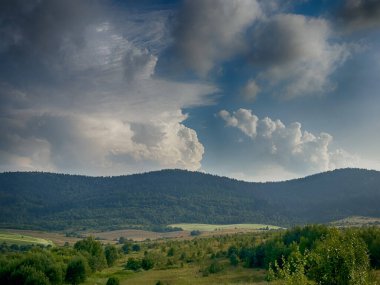 Bulutlu havada Karpat Dağları 'nın manzarası. Yaz mevsiminde hava çok güzel.