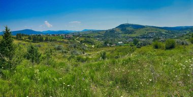 Bulutlu havada Karpat Dağları 'nın manzarası. Yaz mevsiminde hava çok güzel.