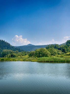 Bulutlu havada Karpat Dağları 'nın manzarası. Yaz mevsiminde hava çok güzel.