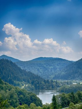 Bulutlu havada Karpat Dağları 'nın manzarası. Yaz mevsiminde hava çok güzel.