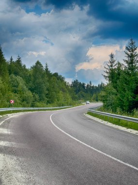 Bulutlu havada Karpat Dağları 'nın manzarası. Yaz mevsiminde hava çok güzel.