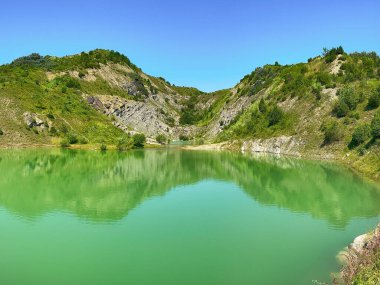Karpat dağlarında, güneşli havada kayaların arasındaki göl manzaralı harika bir manzara.