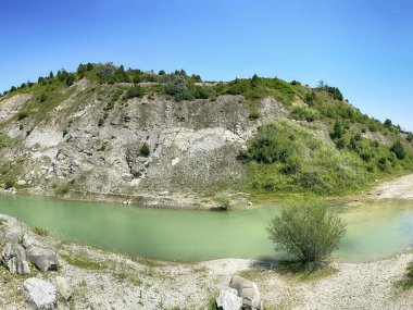 Karpat dağlarında, güneşli havada kayaların arasındaki göl manzaralı harika bir manzara.