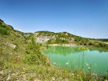 Karpat dağlarında, güneşli havada kayaların arasındaki göl manzaralı harika bir manzara.