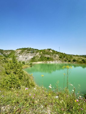 Karpat dağlarında, güneşli havada kayaların arasındaki göl manzaralı harika bir manzara.