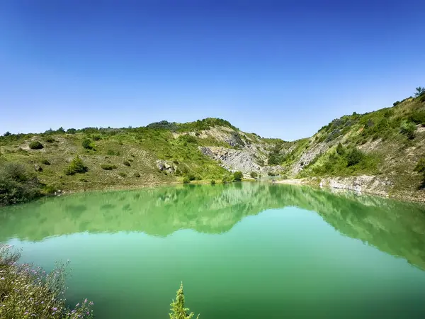 stock image A wonderful landscape in the Carpathian mountains with a view of the lake between the rocks in sunny weather