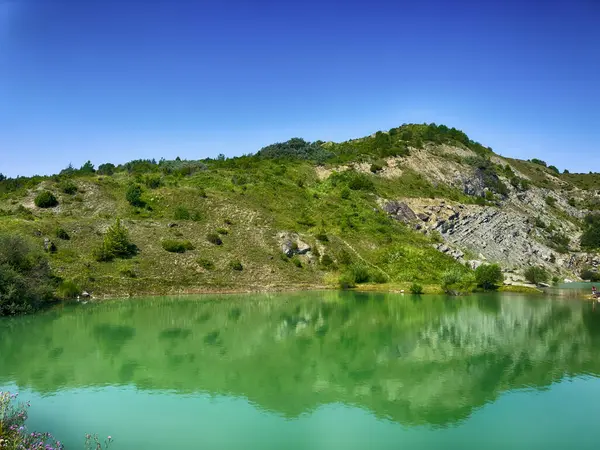 stock image A wonderful landscape in the Carpathian mountains with a view of the lake between the rocks in sunny weather