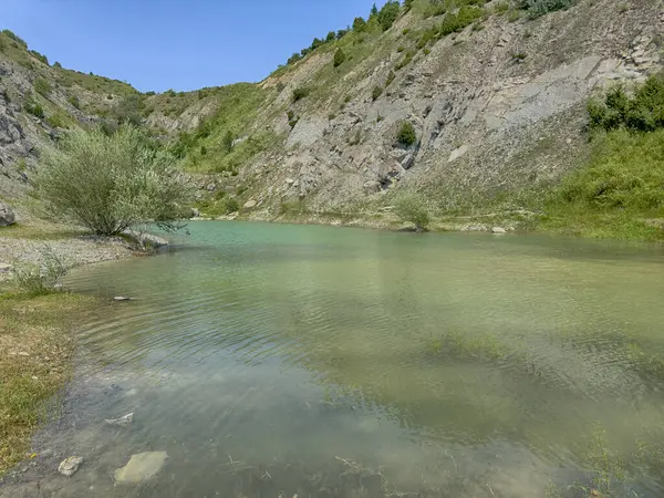 stock image A wonderful landscape in the Carpathian mountains with a view of the lake between the rocks in sunny weather