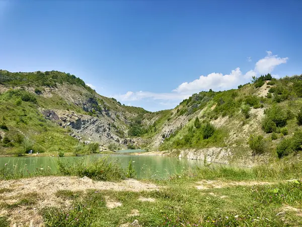 stock image A wonderful landscape in the Carpathian mountains with a view of the lake between the rocks in sunny weather