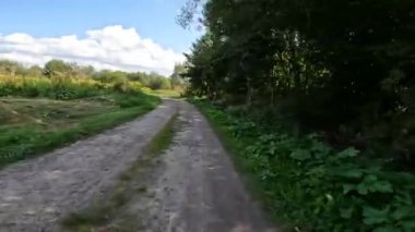 Yaz mevsiminde çakıl bisikleti sürmek