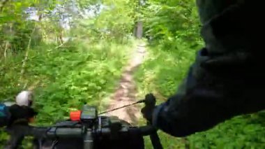 Yaz mevsiminde çakıl bisikleti sürmek