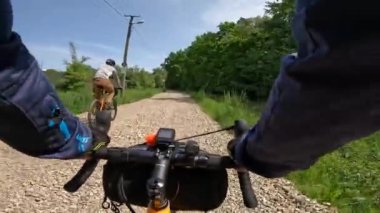 Yaz mevsiminde çakıl bisikleti sürmek