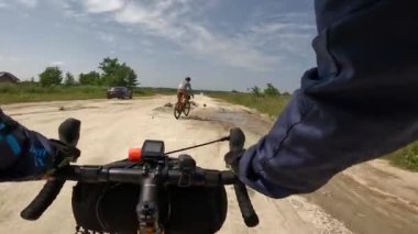 Yaz mevsiminde çakıl bisikleti sürmek