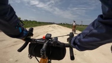 Yaz mevsiminde çakıl bisikleti sürmek