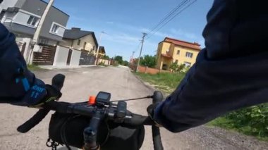 Yaz mevsiminde çakıl bisikleti sürmek