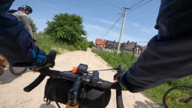 Yaz mevsiminde çakıl bisikleti sürmek