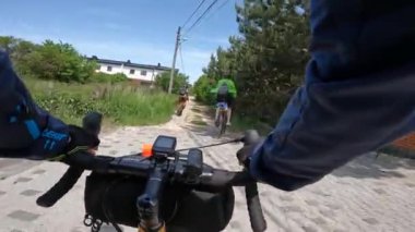 Yaz mevsiminde çakıl bisikleti sürmek