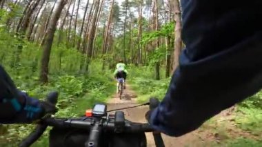 Yaz mevsiminde çakıl bisikleti sürmek