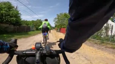 Yaz mevsiminde çakıl bisikleti sürmek