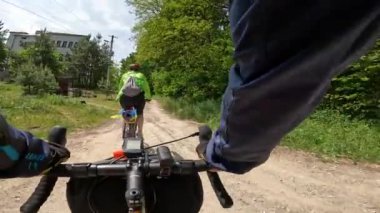 Yaz mevsiminde çakıl bisikleti sürmek