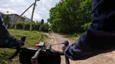 Yaz mevsiminde çakıl bisikleti sürmek