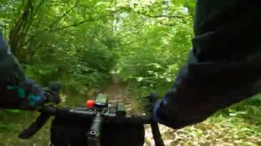 Yaz mevsiminde çakıl bisikleti sürmek