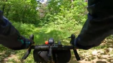 Yaz mevsiminde çakıl bisikleti sürmek