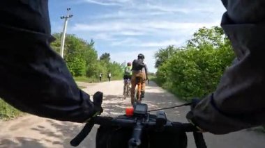 Yaz mevsiminde çakıl bisikleti sürmek