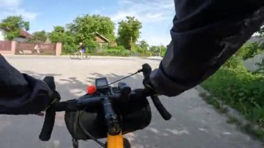 Yaz mevsiminde çakıl bisikleti sürmek