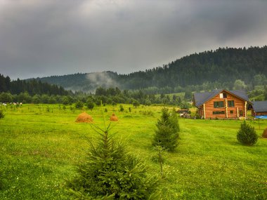 Karpat Dağları 'ndaki fırtına sırasında mükemmel manzara manzarası.
