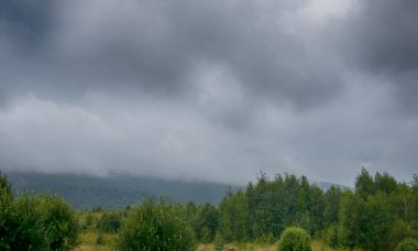 Karpat Dağları 'ndaki fırtına sırasında mükemmel manzara manzarası.