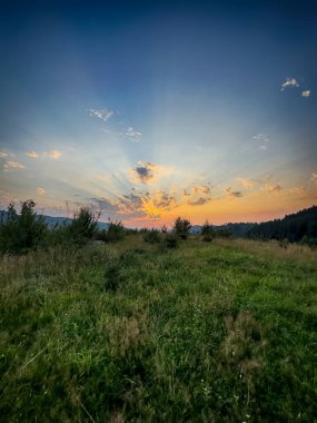 Yaz mevsiminde gün batımında Karpatlar 'ın muhteşem manzara manzarası 