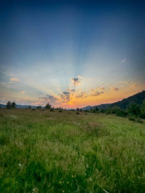 Yaz mevsiminde gün batımında Karpatlar 'ın muhteşem manzara manzarası 