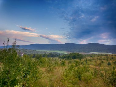 Yaz mevsiminde gün batımında Karpatlar 'ın muhteşem manzara manzarası 