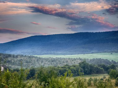 Yaz mevsiminde gün batımında Karpatlar 'ın muhteşem manzara manzarası 