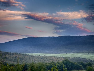 Yaz mevsiminde gün batımında Karpatlar 'ın muhteşem manzara manzarası 