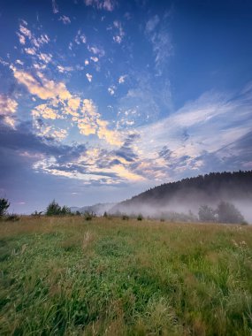 Yaz mevsiminde gün batımında Karpatlar 'ın muhteşem manzara manzarası 