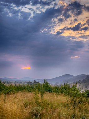 Yaz mevsiminde gün batımında Karpatlar 'ın muhteşem manzara manzarası 