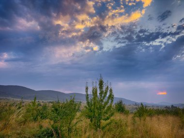 Yaz mevsiminde gün batımında Karpatlar 'ın muhteşem manzara manzarası 