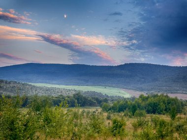 Yaz mevsiminde gün batımında Karpatlar 'ın muhteşem manzara manzarası 