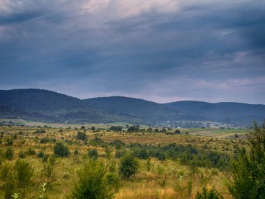 Yaz mevsiminde gün batımında Karpatlar 'ın muhteşem manzara manzarası 