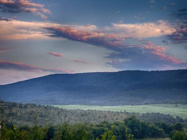 Yaz mevsiminde gün batımında Karpatlar 'ın muhteşem manzara manzarası 