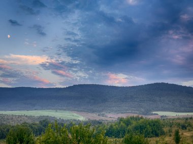 Yaz mevsiminde gün batımında Karpatlar 'ın muhteşem manzara manzarası 